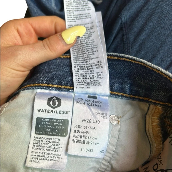 Levi’s Premium 80s Mom Jeans High Rise Tapered Distressed Size 26 x 30 Revolve - Picture 12 of 12